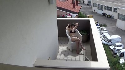 Szpiegowanie mojego młodego współlokatora masturbującego się na balkonie